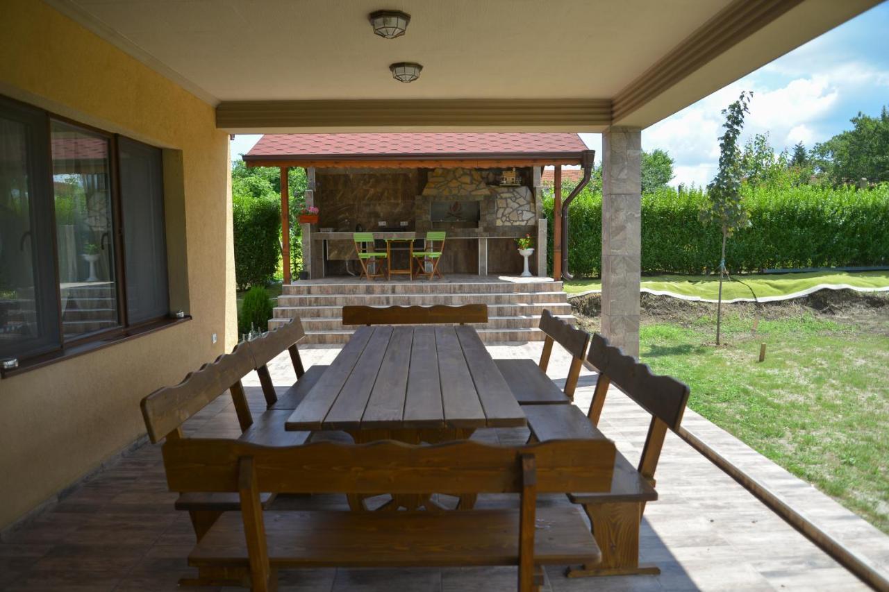 Guest House Erida Trastenik Bagian luar foto