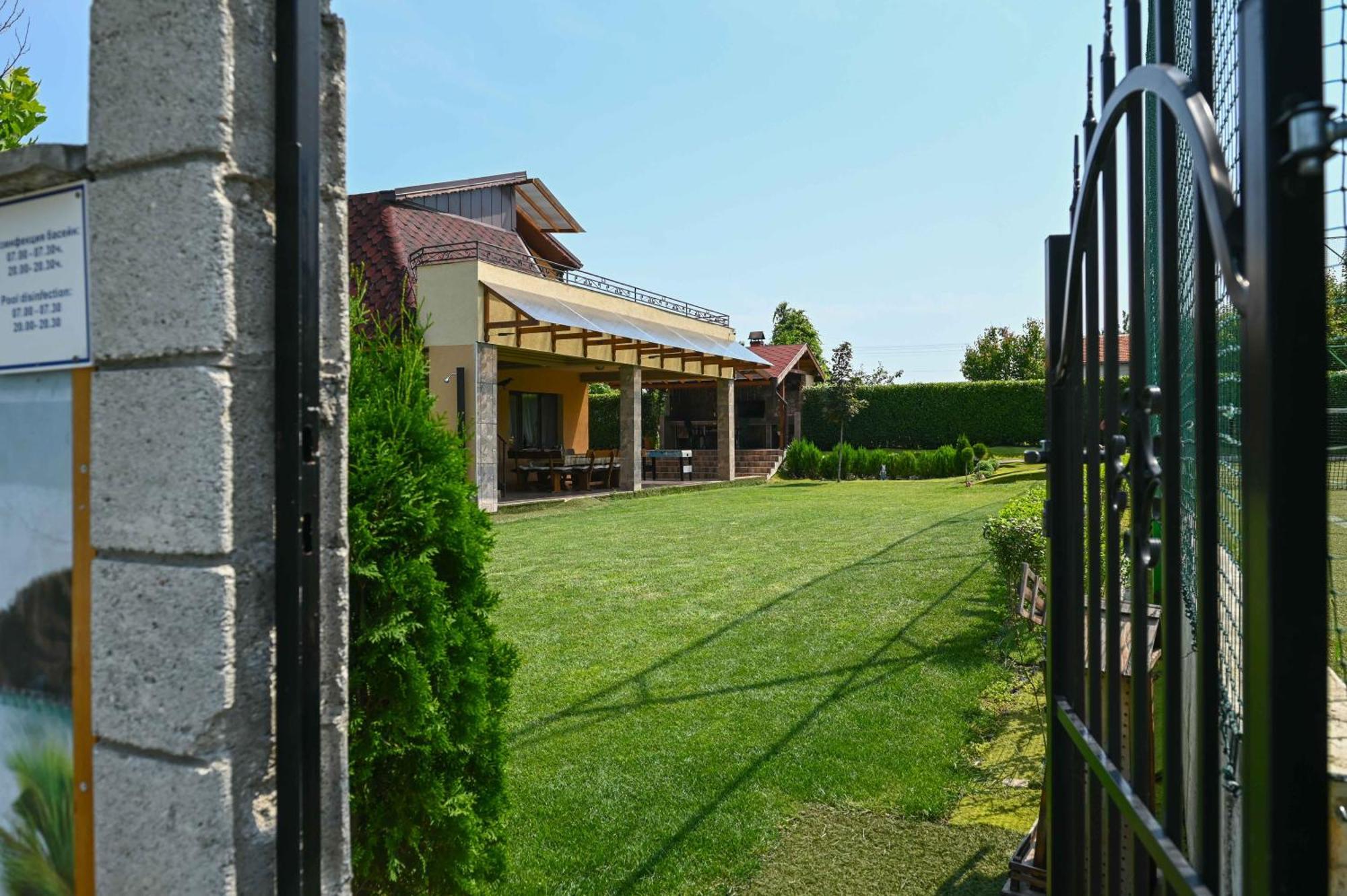Guest House Erida Trastenik Bagian luar foto